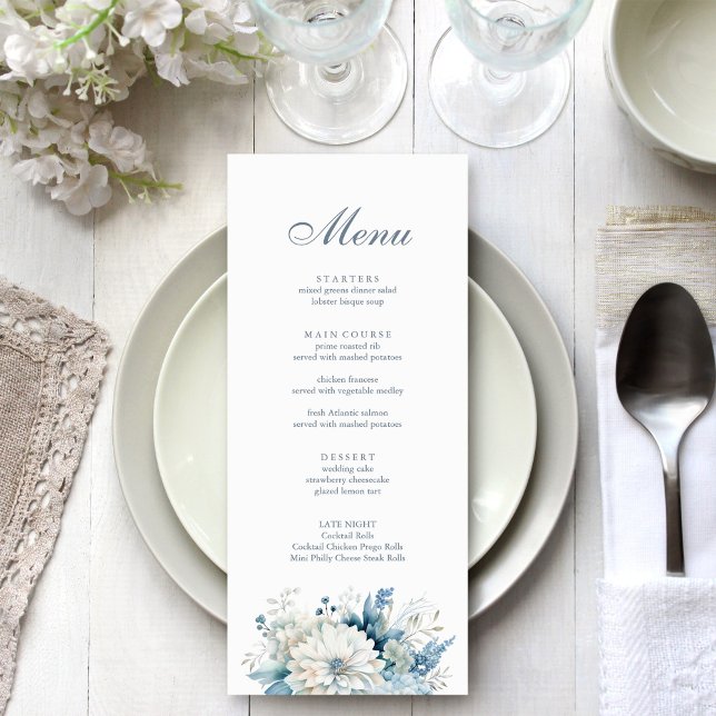 Menú Boda moderno de flores silvestres azul turquesa (Modern Dusty Blue Wildflowers Wedding Menu on a white and silver wedding table.)