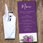 Menú Boda morado floral<br><div class="desc">Elegante menú boda con flores de color violeta con un borde de flores rosas de peonía acuática. El diseño presenta escritura a mano y tipografía elegante con bellos brotes y flor en tonos morados y magenta con hojas verdes grises y follaje. Por favor, navegue por mi colección Plush Purple Floral...</div>