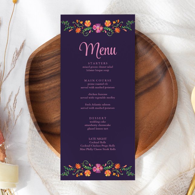 Menú Boda Morado Mexicano Vibrante Floral Fiesta (Purple Mexican Vibrant Floral Fiesta Wedding Menu on a white wedding table.)