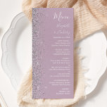 Menú Boda Purpurina de color dorado púrpura y  moderno<br><div class="desc">El lado izquierdo de este elegante y moderno menú boda presenta un diseño purpurina de imitación plateada. El texto del personalizable combina la escritura a mano blanca, el copperplate y el cursiva sobre un polvoriento fondo de lavanda morado. El reverso presenta un lavanda polvoriento y un diseño purpurina plateado a...</div>