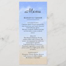 Boda radiante en la playa del cielo azul en verano