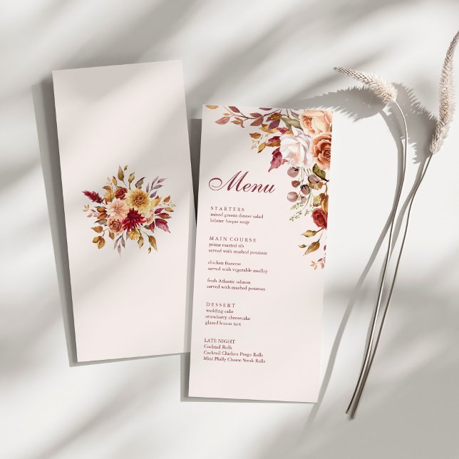 Menú Boho Naranja quemado moderno Terracotta Boda flora (Boho Modern Burnt Orange Terracotta Floral Wedding Menu on a sunny white table.)