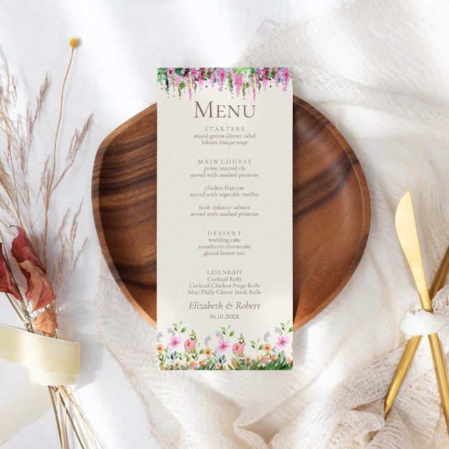 Menú de Boda de Acacia Romántica y Flores Silvestr (Romantic Acacia and Wildflowers Wedding Menu on a boho wedding table.)