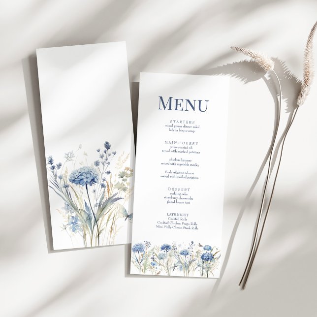 Menú de Boda de Flor Silvestre Hortensia Azul Polv (French Blue Wildflower Meadow Wedding Menu Card on a sunny white table.)