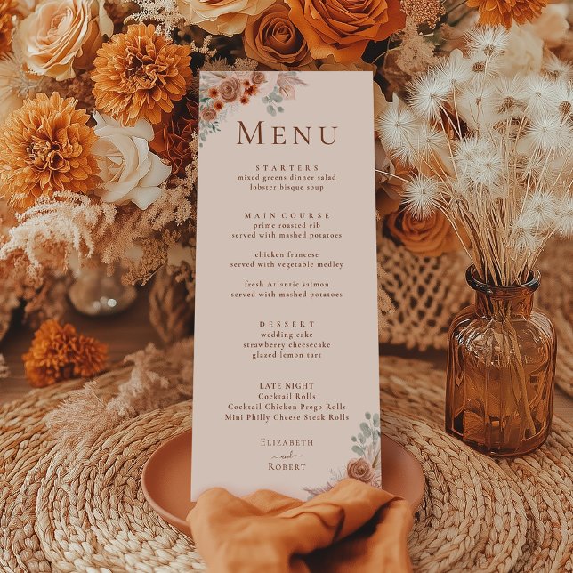 Menú de Boda de Pampas de Hierba Floral de Terraco (Boho Terracotta Floral Pampas Grass Wedding Menu on a boho table with terracotta dry flowers)