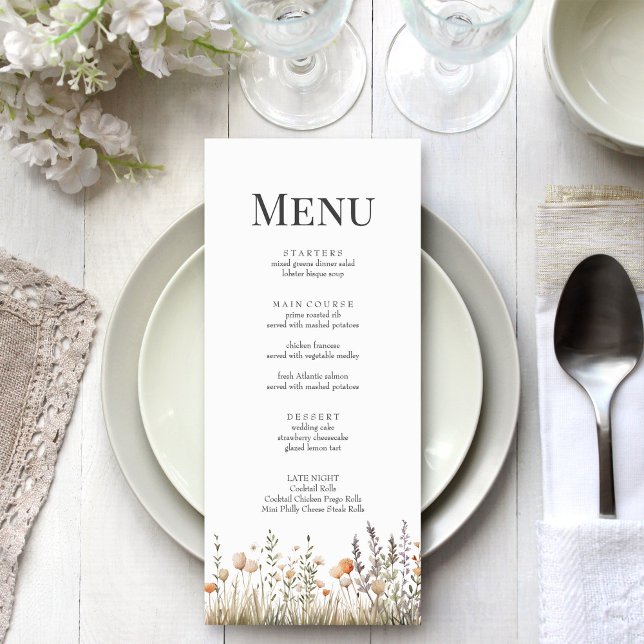 Menú de Boda del Prado de Flores Silvestres de Mel (Peach Wildflower Meadow Wedding Menu on a light wedding table.)