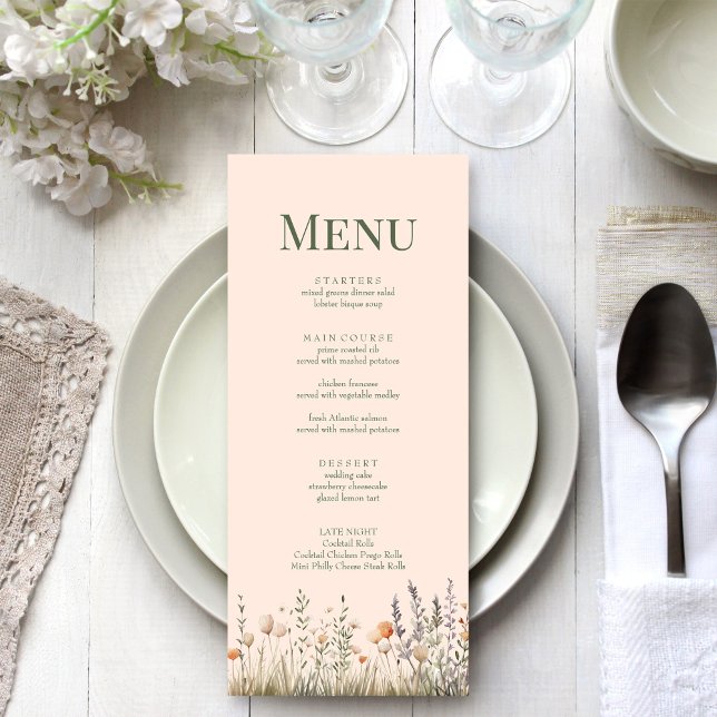 Menú de Boda del Prado de Flores Silvestres Meloco (Peach Fuzz Wildflower Meadow Wedding Menu on an elegant white wedding table.)