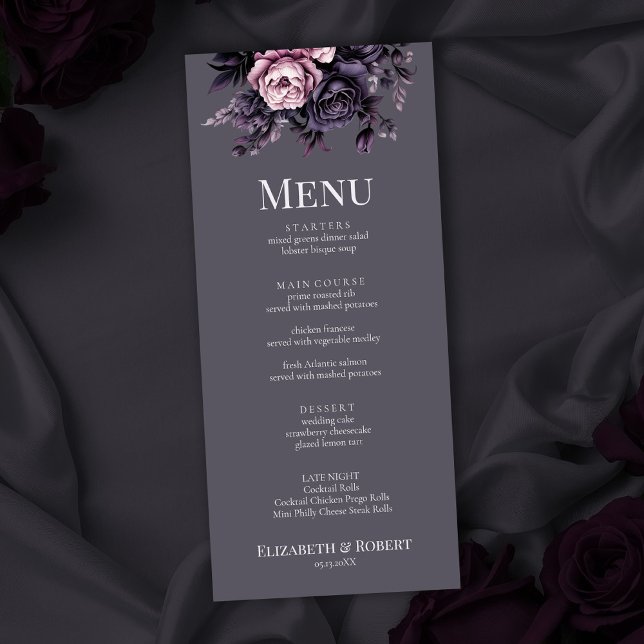Menú de Boda Floral Ciruela Gótica (Gothic Plum Floral Wedding Menu on a gothic wedding table with dark roses.)