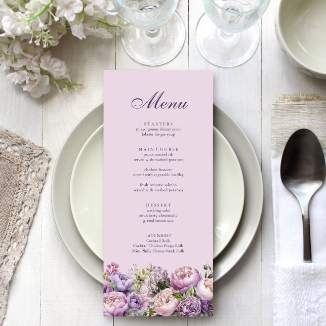 Menú de Boda Floral Lila Boho (Boho Lilac Floral Wedding Menu on white and silver wedding table.)