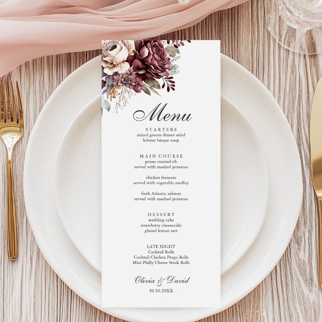 Menú de Boda Floral Verde Salvia y Borgoña (Sage Green & Burgundy Floral Wedding Menu on an elegant wedding table.)