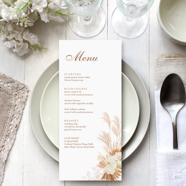 Menú de Boda Orquídea de Pasto de las Pampas Terra (Boho Terracotta Pampas Grass Orchid Menu Card on a boho white wedding dinner table.)