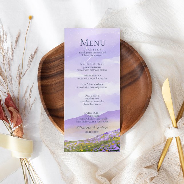 Menú de Boda Paisaje de Montaña Nocturna Lila Boho (Boho Lilac Night Mountain Landscape Wedding Menu on a boho wedding table.)