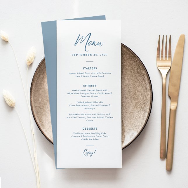 Menú Elegante Boda de texto de escritura azul turbulent (Elegant dusty blue wedding menu with calligraphy script text in a mimial, chic style.)