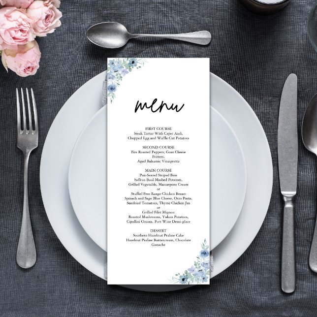 Menú Elegante boda floral azul polvoriento (Elegant dusty blue floral wedding menu showcases your dishes with refined style and charm)