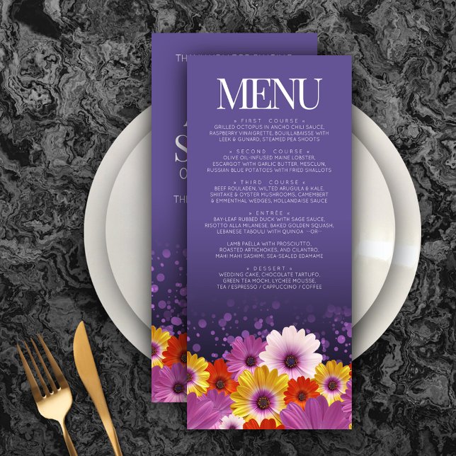 Menú Elegantes Daisies con Boda Purpurina Púrpura (Elegant Daisies with Purple Glitter Wedding Menu Rack Card Cover Photo.)