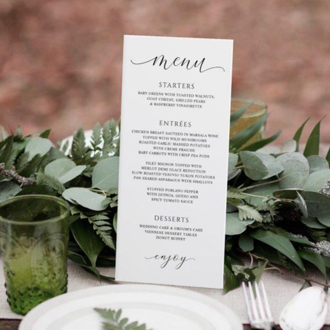 Menú Lujo Caligrafía Elegante Recepción de Boda (Elegant wedding menu on outdoor table)