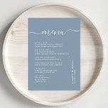 Menú Moda Script Dusty Blue Wedding Recepción<br><div class="desc">Moda polvoriento menú de cena de la recepción de bodas azul con "menú" en un elegante guión de caligrafía blanca con toques,  menú personalizado en una simple tipografía blanca moderna,  sus nombres unidos por un corazón y la fecha de recepción.</div>
