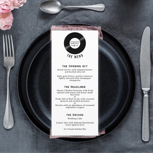Menú Monograma elegante de Vinyl negro y blanco (Vinyl record menu with three courses. Your monogram on the record and in a pattern on the back.)