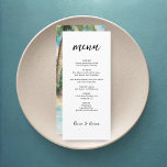 Menú Paraíso Palmas Tropical Beach Wedding<br><div class="desc">El menú de bodas temáticos sobre la playa presenta un diseño depurado en blanco y negro en la parte delantera,  con opciones a la carta y una pintura acuarela de palmeras tropicales y un tranquilo mar turquesa. Arte por KL Stock</div>