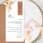Menú Personalización de Rubor de Terracotta Peach con n<br><div class="desc">¿Por qué gastar en las tarjetas de lugar y de menú cuando se puede tener un elegante menú todo en uno personalizado con cada nombre de invitado? Diseño contemporáneo, sencillo y elegante con exquisitos detalles florales acuáticos en una hermosa mezcla de melocotón, corales naranjas, rubor, polvorientos, crema y champán. Elementos...</div>