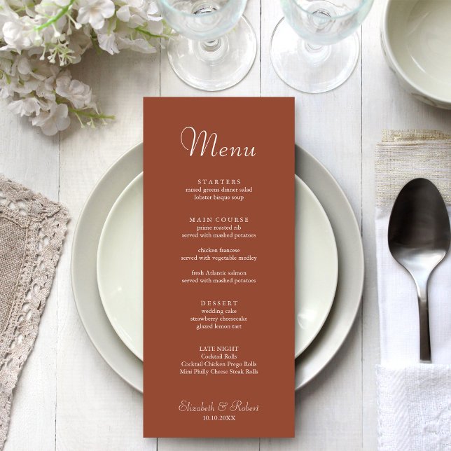 Menú Plano de Terracota Minimalista Moderno (Modern Minimalist Terracotta Flat Menu on a beautiful white wedding dinner table.)