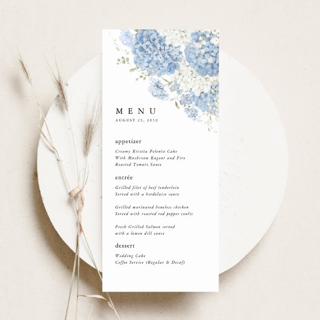 Menú Recepción de Boda Cena Floral Azul Polvoriento Bla (Dusty blue white hydrangea wedding sign menu, reception dinner menu card, neutral plate indoors)