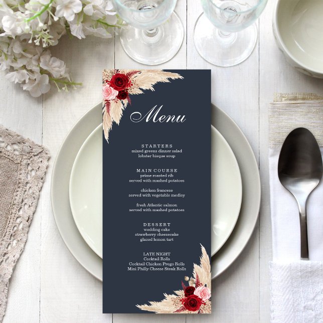 Menú Rosas Boho Borgoña y Hierba de las Pampas (Boho Burgundy Roses and Pampas Grass Menu on a boho white wedding dinner table.)