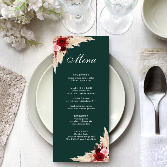 Menú Rosas Borgoña Boho y Hierba de las Pampas (Boho Emerald Green and Burgundy Roses with Pampas Grass Menu on a white wedding dinner table.)