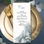 Menú Watercolor Nieve Bosque Dusty Blue Winter Wedding<br><div class="desc">Menú de bodas de invierno con selva de nieve acuarela y hojas delicadas. El diseño tiene una paleta de colores azul polvoriento, azul pizarra, gris azul y blanco. Está personalizado con letras modernas manuscritas y una tipografía elegante clásica. Perfecto para invierno, boda de vacaciones o boda de Navidades. Por favor,...</div>