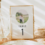 Menú WILLOW Modern Minimalista número de mesa de fotogr<br><div class="desc">Este número de tabla boda presenta una combinación moderna y sencilla de fuentes con una ranura redonda de fotos y un diseño minimalista. El diseño de estos números de tabla se imprime en la parte delantera y en la parte posterior para que se muestre fácilmente. Cambie fácilmente el número y...</div>