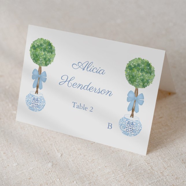Mesa Tarjeta de lugar individual de boj con lazo azul e (Elegant individual place card with watercolor boxwood topiary and pale blue bow with ginger jar )