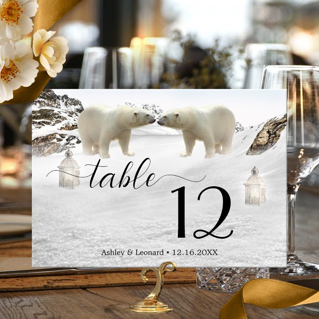 Mesa Tarjeta de número de tabla de bodas de invierno de (Wedding table number card featuring a snow covered mountain landscape with bears and festive lantern)