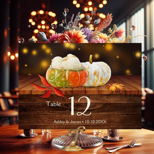 Mesa Tarjeta de número de tabla de bodas rusticas de ca (Table number card featuring colorful pumpkins and fall leaves on rustic wood and sparkling lights )