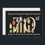 Metálico de la plantilla 70ª SORPRESA de fiesta de<br><div class="desc">Este diseño con velas festivas y sus letras atrevidas y coloridas es una manera divertida de invitar a la gente a una celebración de cumpleaños SORPRESA. El texto al final de la invitación es totalmente personalizable - En la parte delantera puedes agregar el año de cumpleaños y el nombre del...</div>