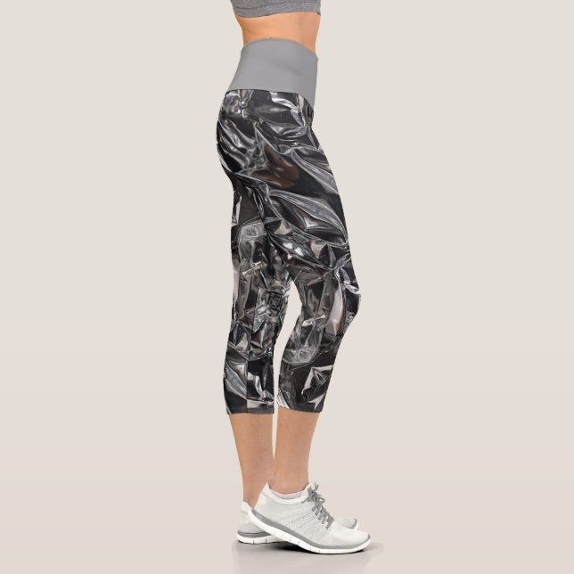 Metallic Abstract 101 Steel Gray Capri Leggings (Derecha)
