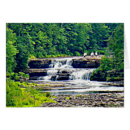 Métete bien bajo en las cataratas de Tahquamenon, 