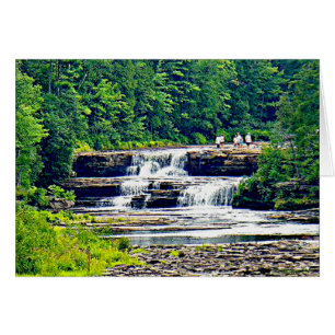 Métete bien bajo en las cataratas de Tahquamenon,
