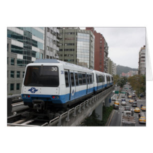 Metro de Taipei que sale de la estación de