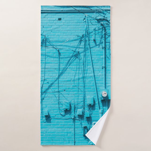 METRO ELÉCTRICO SOBRE LA PARED DE LADRILLO AZUL (Toalla de baño)