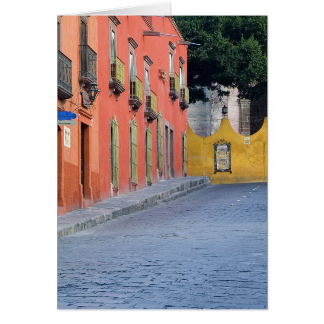 México, San Miguel de Allende, casas a lo largo (Frente)