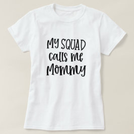 Mi equipo me llama camiseta graciosa de mamá