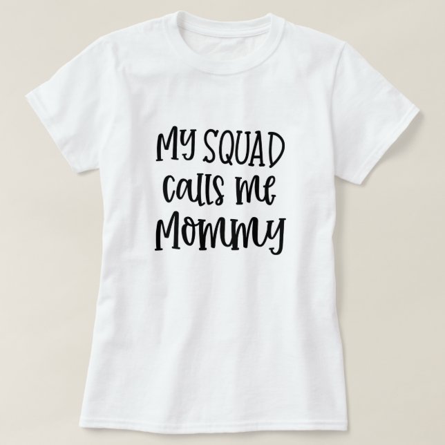 Mi equipo me llama camiseta graciosa de mamá (Diseño del anverso)