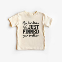 Mi hermano acaba de clavar la camiseta de tus herm