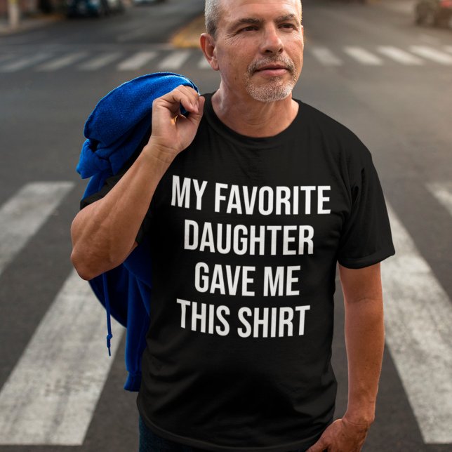 Mi hija favorita me dio este regalo de la camiseta (Subido por el creador)