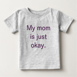 Mi mamá es apenas camiseta aceptable del niño
