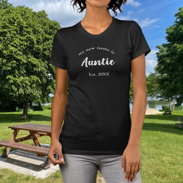 Mi nuevo nombre es tía en camiseta negra (Subido por el creador)