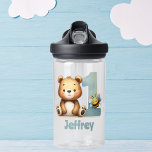 Mi primera botella de agua de cumpleaños<br><div class="desc">¡Mantente hidratado con un toque de cortesía! Esta botella de agua es perfecta para tu pequeño aventurero. Con un oso de peluche y su pequeño amigo de abejas, esta botella no es sólo una bebida, ¡es un compañero de juego! Personalízalo con el nombre de tu hijo y hazlo el mejor...</div>