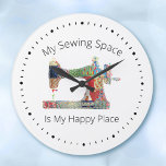 Mi reloj de pared acrílico feliz de coser<br><div class="desc">Este reloj de pared con temática de costura es perfecto para tu costurera o edredón favorito. La imagen de una colorida máquina de coser cosida con motivos falsos se titula "Mi espacio de coser es mi lugar feliz". Si lo desea, puede editar el texto en sus propias leyendas. En el...</div>