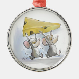 Mic & Mac Trayendo El Ornamento De Ronda De Queso