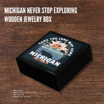 Michigan nunca deja de explorar la caja de joyas d<br><div class="desc">Almacene sus preciosos agujeros y joyas en esta preciosa caja de joyas de madera con un impresionante diseño que celebra el espíritu de la aventura de Michigan. La tapa muestra una representación artística de las Montañas Porcupine y un eslogan motivacional, "Take The Long Way Home - Never Stop Exploring". Este...</div>